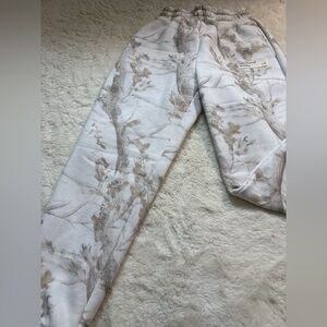 Comfrt white camouflage sweatpants. Unisex sizing EUC size small